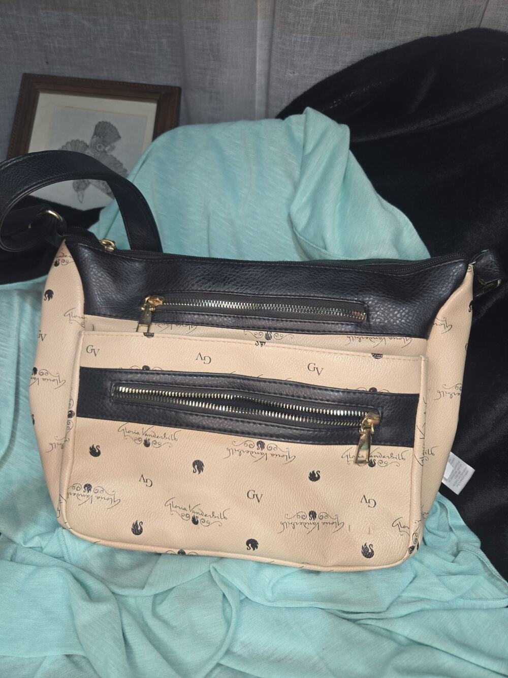 Gloria Vanderbilt Beige/Black Logo Shoulder Bag Zip Closure Gold Hardware